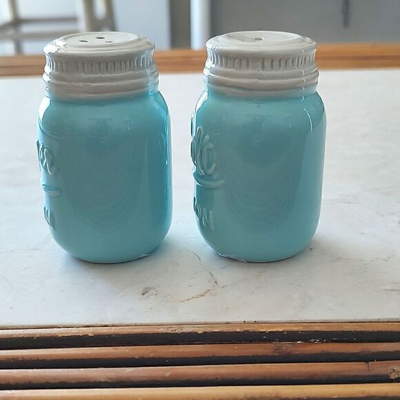 Mason Jar Ceramic Salt and Pepper Shakers - Picture 3 of 7
